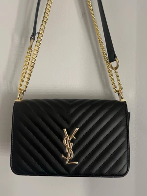 Läder väska med guld detaljer  - Superfin och rymlig läderväska med crossbody band