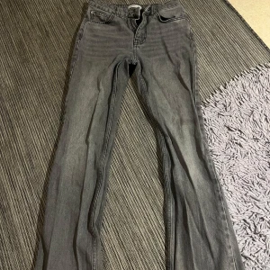 Grå raka jeans - Snygga grå jeans med rak passform.  Jeansen har klassisk femficksdesign och är tillverkade i ett mjukt denimtyg. Perfekta för dig som vill ha en avslappnad men trendig look. passar nog någon som är 160+