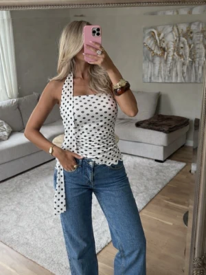 Prickig top med scarf - Prickig topp i mesh med scarf✨. Mycket bra skick använd fåtal gånger!!