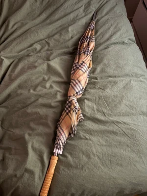 Märkes paraply  - Stått som prydnad, vintage märkes paraply inget kvitto finns men går att använda som en paraply har bara lagt den som prydnad 