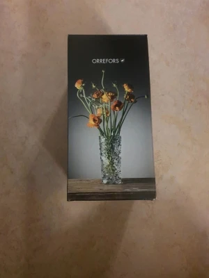 Orrefors Carat kristallvas - Säljer en Orrefors Carat vas designad av Lena Bergström. Vasen är tillverkad i kristallglas utan bly, har en höjd på 182 mm och en bredd på 93 mm. Modern och elegant design med en glittrande, slipad yta som ger ett exklusivt intryck. Perfekt för snittblommor.