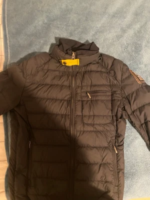 Parajumper jacka - Jag säljer en parajumper jacka som jag ej använder längre det är storlek S, passar mig som väger cirka 67kg och är 177cm lång. Skriv om du har mer frågor, byte kan också fungera, vid snabbt köp kan gå ner i pris
