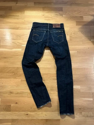 Gstar Raw - Jeans  - Sköna Gstar Raw jeans, fin tvätt och slitningar. | Storlek: 30/34, midjemått är 40 cm och benlängd 107 cm | Skick: Mycket bra skick, inga defekter. | Kom privat vid frågor, allt gott |