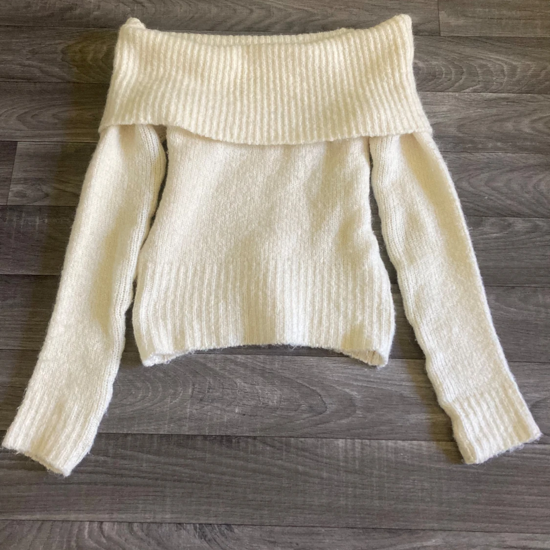 Offshoulder stickad tröja från Kookai