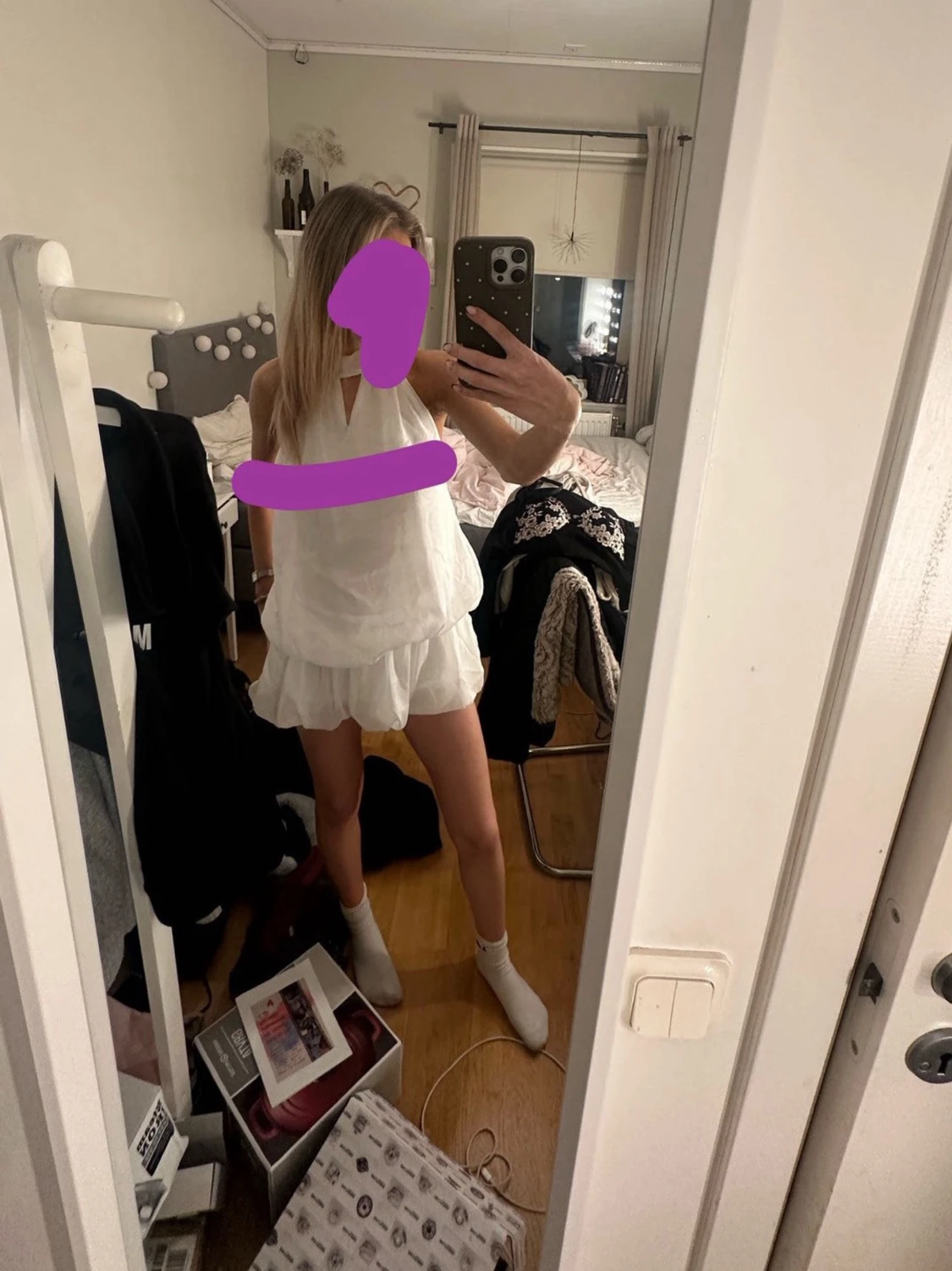 Vit kort klänning med öppen rygg - 1