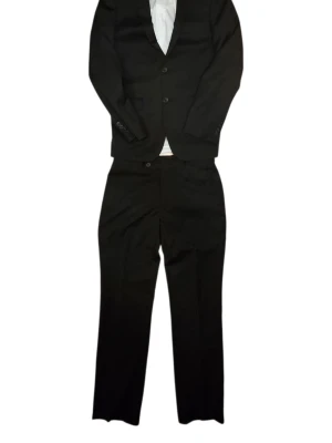 Svart kostym dressmann med kavaj skjorta och byxor - Klassisk svart kostym med matchande kavaj och byxor. Kavajen har två knappar framtill, smala slag och innerfoder i blankt tyg. Byxorna har rak passform och enkel knappstängning. Perfekt för dig som vill ha en stilren och tidlös look.