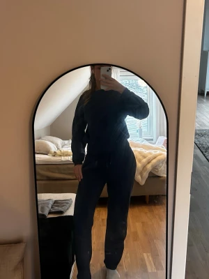 Mörkblå mjukisbyxor med snörning set! Byxor M och top S - Säljer ett par mörkblå mjukisbyxor med snörning i midjan. Byxorna har en relaxed passform och är perfekta för chill dagar hemma. Tillverkade i mjukt material som känns skönt mot huden. Klassisk design utan mönster eller extra detaljer.