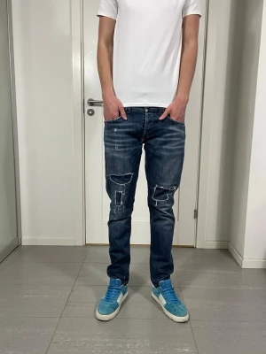 Dondup George Jeans  - Säljer nu dessa Dondup George Jeans med snygga slitningar i populär design, skriv för fler bilder/frågor🙌🏼