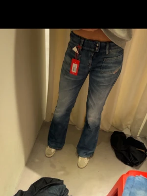 Diesel jeans - Intressekoll på dessa populära diesel jeansen i en färg som inte längre säljs. De är i storlek w28 L32 och har en pytteliten fläck på knät (bild tre) som nästan inte syns, men annars helt i nyskick! Nypris 2400