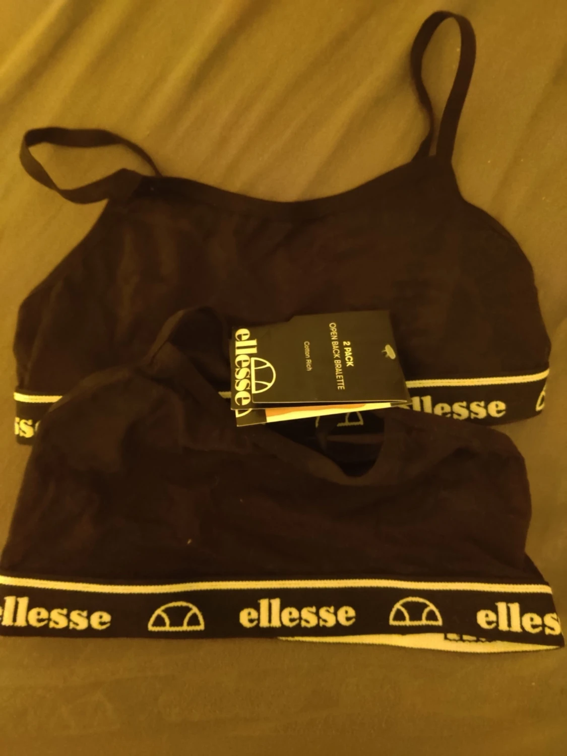 Svarta bralettes från Ellesse