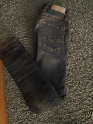 Replay jeans - Snygga mörklblp replay Jeans.                       Storlek w28 L32. Mycket välanvända kan ses på bild 3,5,7. Skriv vid minsta fundering!