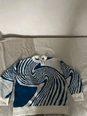 Blåvit mönstrad tröja från 2KWorld - Ball tröjan från 2KWorld. Endast testad. Den har en boxy fit och är i storlek L men sitter mindre en förväntat.