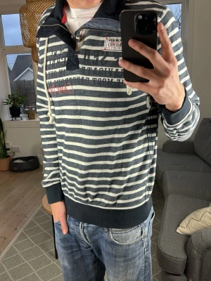 Unik randig tröja  - Unik och väldigt snygg! Mått: A:54 B:42 C:42 D:62 (cm) Skriv vid fundering😊🙌