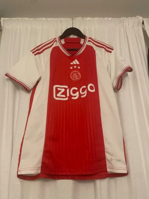 Ajax Fotbollströja  - Storlek - M                                                   Nästan helt ny - anvävt ett par gånger.                                                         Fraktar inom 24 timmar 