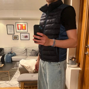 Calvin Klein Väst - Säljer min Calvin Klein väst som är i ett mycket bra skick! Västen passar mig perfekt som är 188cm lång och väger ca 83kg.