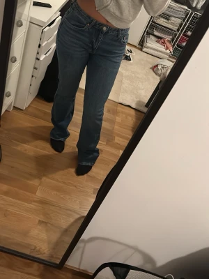Mörk blå bootcut jeans - Säljer ett par skit snygga Gina Tricot jeans i blå tvätt. De har bootcut passform och mid waist. 