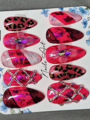 Press on naglar  - Snygga XXL lösnaglar i rosa med leopardmönster, glittereffekt, marmorerade detaljer och 3D-blommor samt strass. Mix av spetsig och oval form, vissa med rutmönster av pärlor. Perfekt för dig som vill sticka ut med coola naglar.Handgjorda nagel set bra kvalitet och fina. Man får med rengöring beskrivning o de man behöver för att applicera naglarna❤️