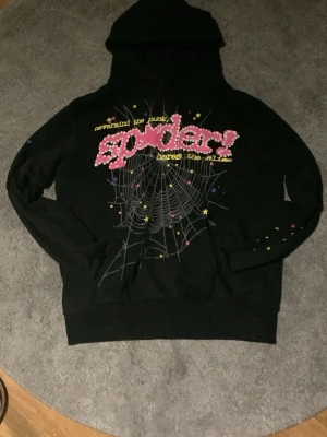Sp5der Hoodie - Passar 172-182 Ungefär, Lite använd, Skriv om eu har fler frågor🔥