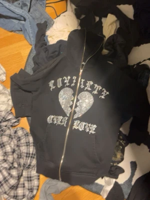 Hoodie  - Skön tröja ha på sig på fester.  Har haft den i 2 år vill sälja den nu 