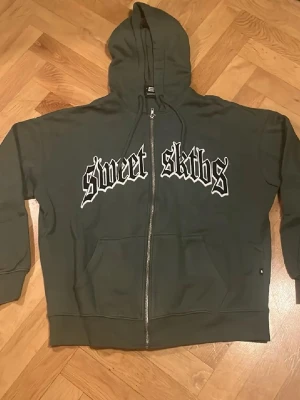 Zip hoodie  - Grön zip hoodie helt nyt skick, vet inte vilket märke då jag köpte den från Plick och det står inte i tröjan. Men en bekväm tröja storlek L