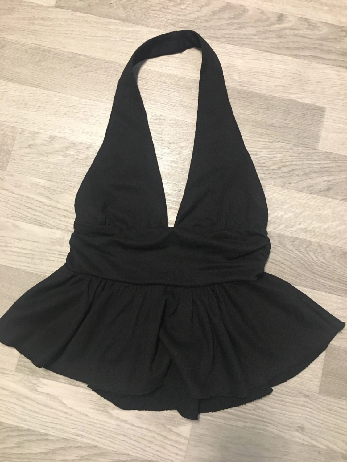 Svart urringad topp med volang