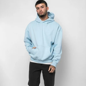 Ljusblå hoodie från H&M  - Ljusblå hoodie från H&M i mjukt och bekvämt material. Avslappnad passform, perfekt för vardag och fritid.