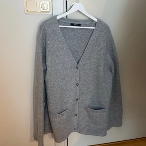 Grå kofta med fickor - Grå kofta från Bik Bok med v-ringning och knappar framtill. 