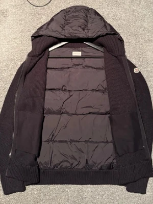 Moncler cardigan - Perfekt nu när vinter är över. Jag har inte använt den så mycket och har inga defekter. Stprleken är M men passar även S. Pris kan diskuteras vid snabb affär