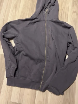 Sailracing zip hoodie - Bekväm/snygg grå sailracing hoodie , mycket fina skick använd enstaka gånger 