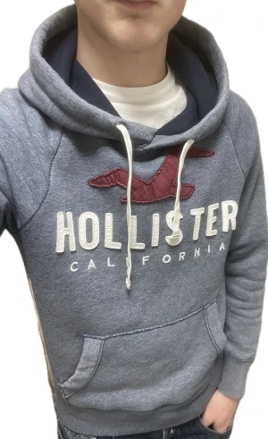 Hollister hoodie - Trendig och skön hoodie från Hollister Bra skick, inga defekter Strk XS men sitter som en liten S. Modellen är 180cm lång Priset är diskuterbart och fråga gärna frågor