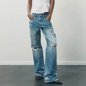 SÖKER Zara jeans - SÖKER dessa jeans från Zara i storlek 34!!💞💞skriv om du har dessa och kan tänkas sälja