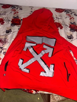 Off white zip up - Jag har köpt ungefär 2 år sedan har inte använt den så mycket, riktigt bra och fin tröja