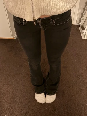 Svarta low-waist jeans!😍 - Riktigt fina low-waist bootcut jeans!🤩Storlek XS längd 31, modellen är 163cm lång. Bra skick! Går jättebra att använda ”Köp nu”, vi skickar inom 1-2 dagar🥰 Bara att skriva vid funderingar🤗💕