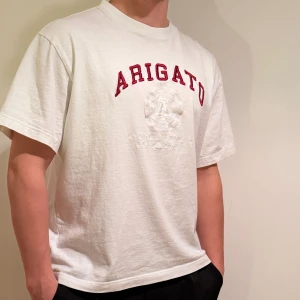 Vit arigato T-shirt  - Säljer min arigato T-shirt som är i riktigt bra skick. Knappt använd. Priser kan diskuteras vid snabb affär. Skickas snarast!