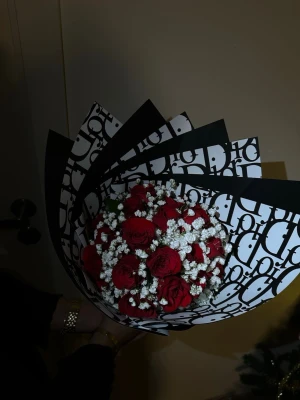 Dior bukett  - Perfekt till födelsedag, examen, babyshower & mer 💐🤍 DM för beställning eller frågor ✨ Insta/TikTok: @fleuratelierse