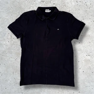 J. Lindeberg piké - Säljer denna pikén från J. Lindeberg, har svårt att avgöra om den är svart eller väldigt mörkblå | storlek M | skick: 8/10, lite urtvättad | Hör av er vid intresse, priset kan förhandlas 🙌 