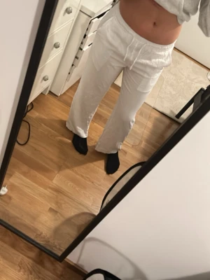 Vita linnebyxor med snörning - Säljer ett par vita linnebyxor med avslappnad passform. Byxorna har raka ben, sidfickor och en bakficka. Perfekta för sommaren. Jag säljer dessa då dom är lite för korta på mig som är 1,69