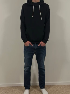 Levi's 502 mörkblå jeans - Säljer ett par klassiska Levi's 502 jeans i mörkblå tvätt. Jeansen är använda men i mycket fint skick. Tillverkade i slitstarkt jeanstyg med en diskret slitning på ena bakfickan. Perfekta till vardags och enkla att matcha. 