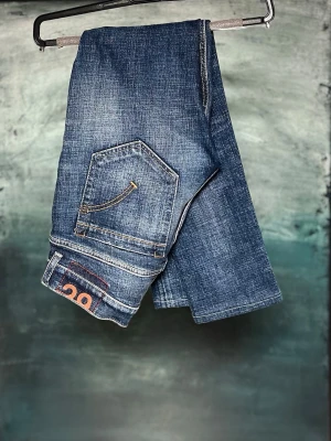 Dondup Jeans George  - Dondup jeans George!  || Nypris ~ 4000kr Vårt pris ~ 849kr || Modellen har endast original slitningar från fabrik || Midja ~ 36cm Längd ~ 95cm ||  Bara att höra av sig vid funderingar!!🙌