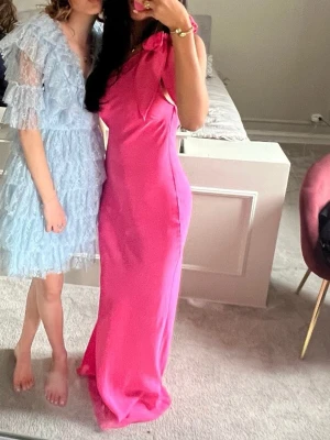 Rosa balklänning  - Säljer min fina one shoulder balklänning ifrån mango!  (Jag är 167cm) 