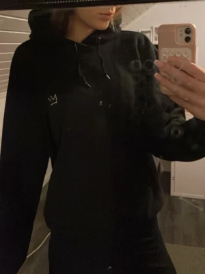 Hov1 hoodie  -  Hov1 hoodie storlek M. Köpt på Hov1 konsert i Göteborg för 700kr. Knappt använd❤️🫰🏻 hör av er vid intresse!🌺🌺😁 