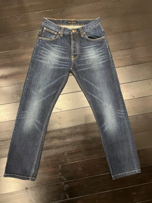 Nudie jeans average Joe - Snygga nudie jeans med modellen average Joe som inte säljs längre. Dom är w32 L34 men är uppklippta 2cm.