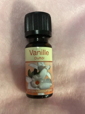 Vanilj doftolja 10ml - Vanilj doftolja från Elina, tillverkad i Tyskland. Perfekt för att skapa en mysig atmosfär hemma. Innehåller kumarin och kommer i en smidig 10 ml flaska.