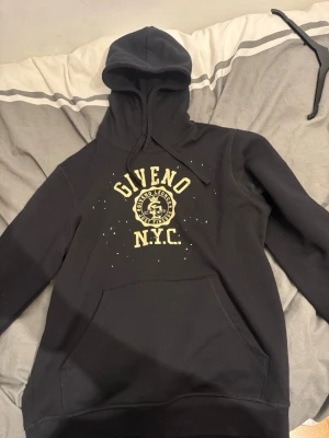 Given Leonce hoodie  - Storlek M, aldrig använd typ 
