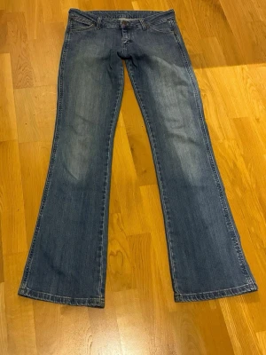 Lågmidjade jeans - Midjemått: 39 Innerbenslangd: 80 Lårvidd: 23 Så otroligt fina och riktigt lågmidjade jeans från wrangler. De var tyvärr för små. Helt oanvända. Köpta för 1000. Skriv för fler frågor och diskutering av priset💕😇