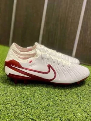 Nike tiempo legend 10 Elite - Hej! Säljer ett par helt nya fotbollsskor från Nike. Original box och påse finns vid behov. Perfekt för att vissa din talang på fotbollsplanen. Storlek: 40 Nypris: 3249 kr