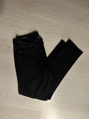 31/32 Tapered Mike svarta  - Säljer ett par svarta jeans från Jack & Jones. De är i passformen Tapered Mike som är väldigt snygg. Dem är också väldigt stilrena och sköna. Skriv vid minsta fundering❓                                           Kolla gärna in min profil för andra feta plagg‼️
