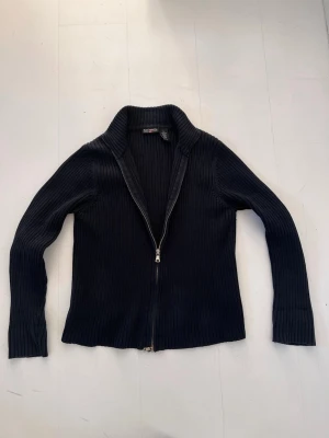 Ralph Lauren zip - Bra skick och knappt använd, skick: 8/10. Tveka inte att skriva vid funderingar om passform, pris etc!