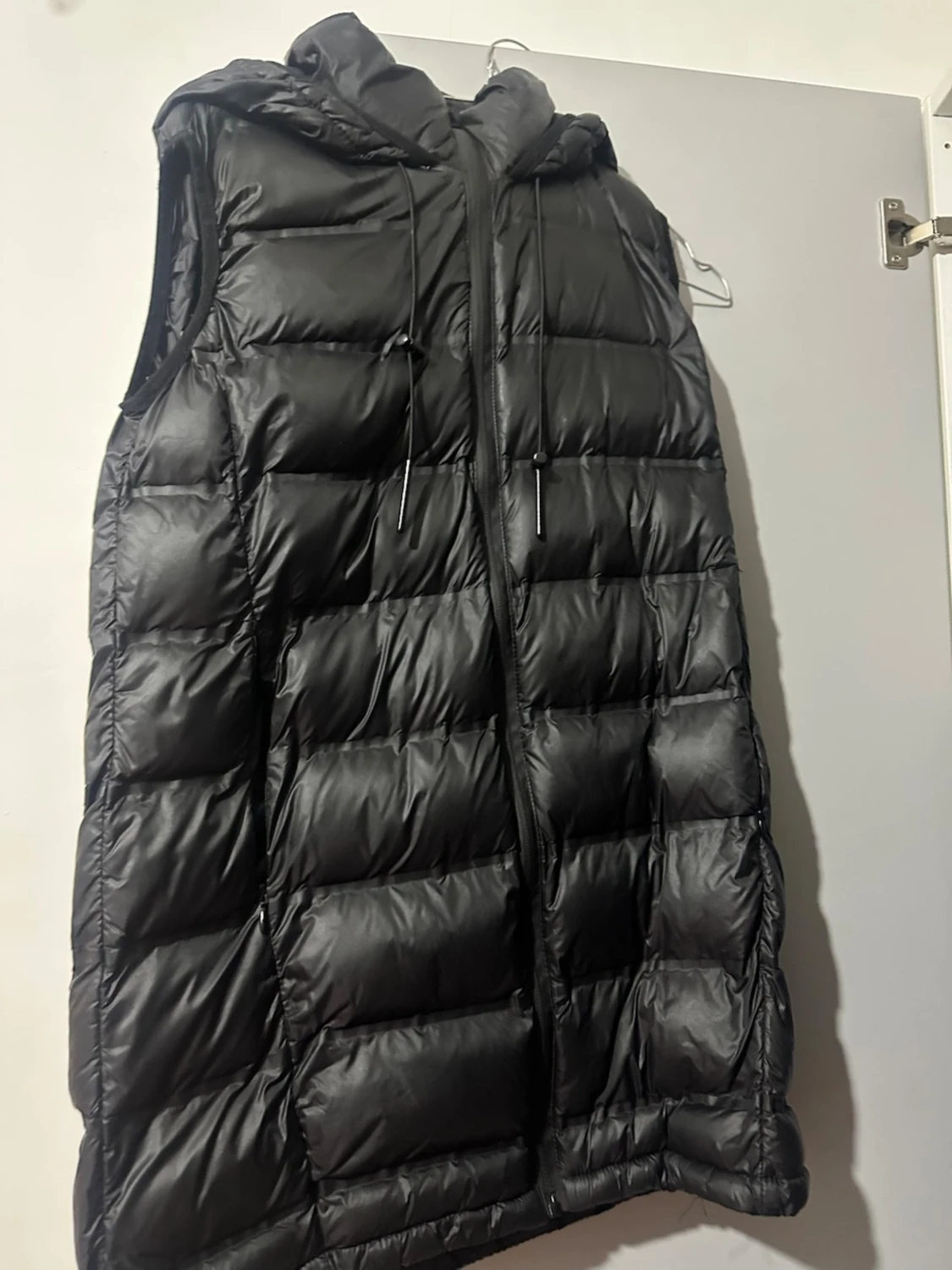 Svart lång dunväst med huva