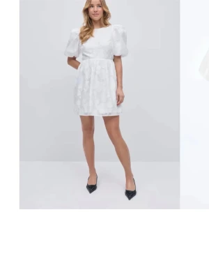 Snygg studentklänning  - Superfin klänning som är perfekt till studenten, prislappen är kvar och är endast testad 